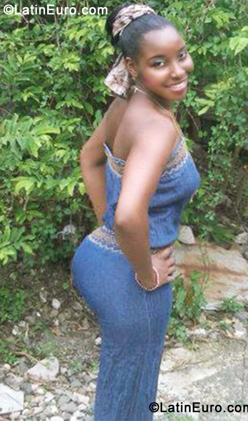 Date this pretty Jamaica girl Samantha from Nine Mile JM544