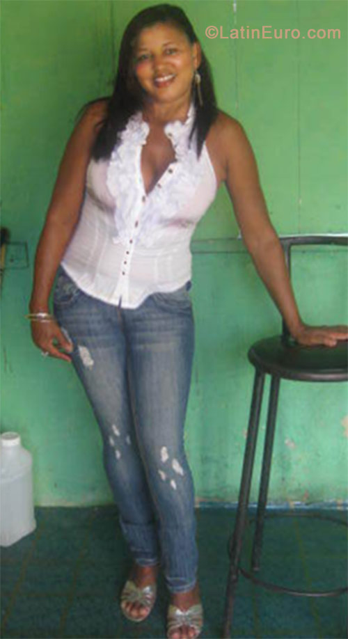 Date this sensual Dominican Republic girl Belquis from San Francisco De Macoris DO11775