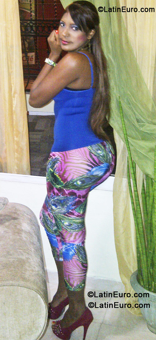 Date this nice looking Dominican Republic girl Perla from Santo Domingo DO11327