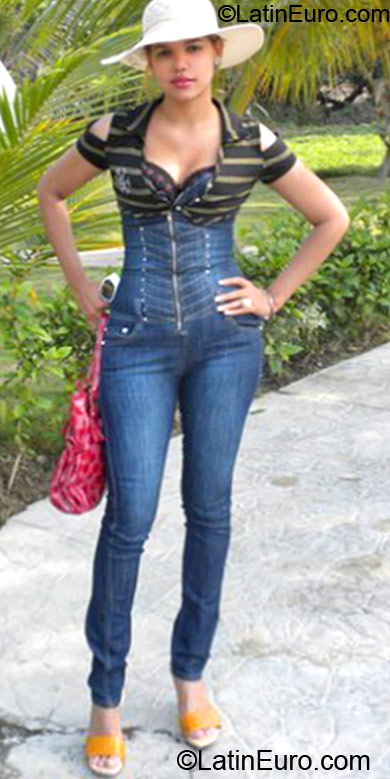 Date this voluptuous Dominican Republic girl Nikauri from Santiago DO11455