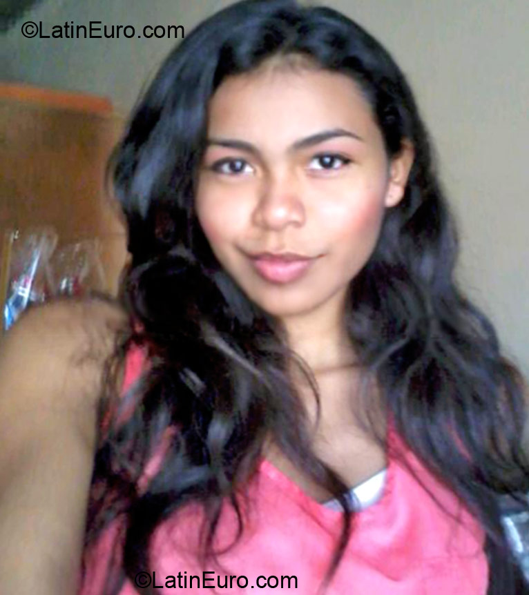 Date this foxy Colombia girl Samy from Barranquilla CO10675