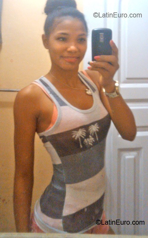 Date this voluptuous Dominican Republic girl Kiara from Santo Domingo DO11713