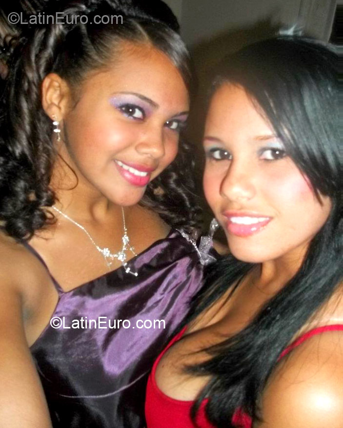 Date this foxy Dominican Republic girl Berenice from Cotui DO11888