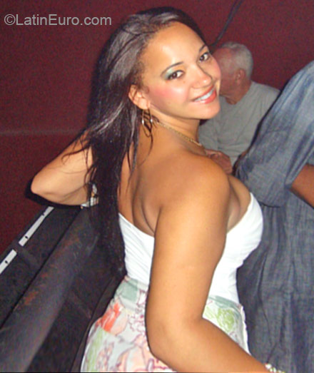 Date this gorgeous Brazil girl Raphaelabm from Rio De Janeiro BR6983