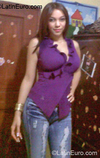 Date this sultry Dominican Republic girl Walkiris from santiago DO11957