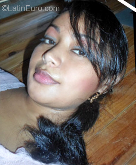 Date this happy Honduras girl Ivethe from Roatan HN731