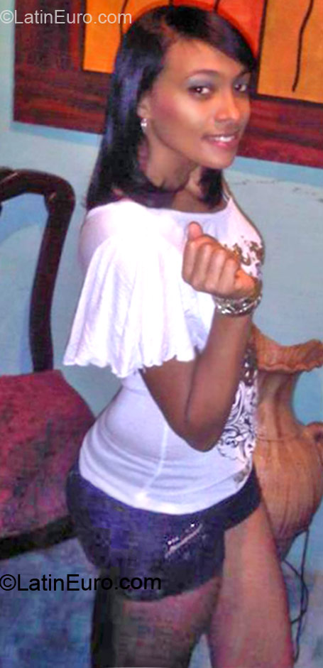 Date this beautiful Dominican Republic girl Gissy from Santo Domingo DO12179