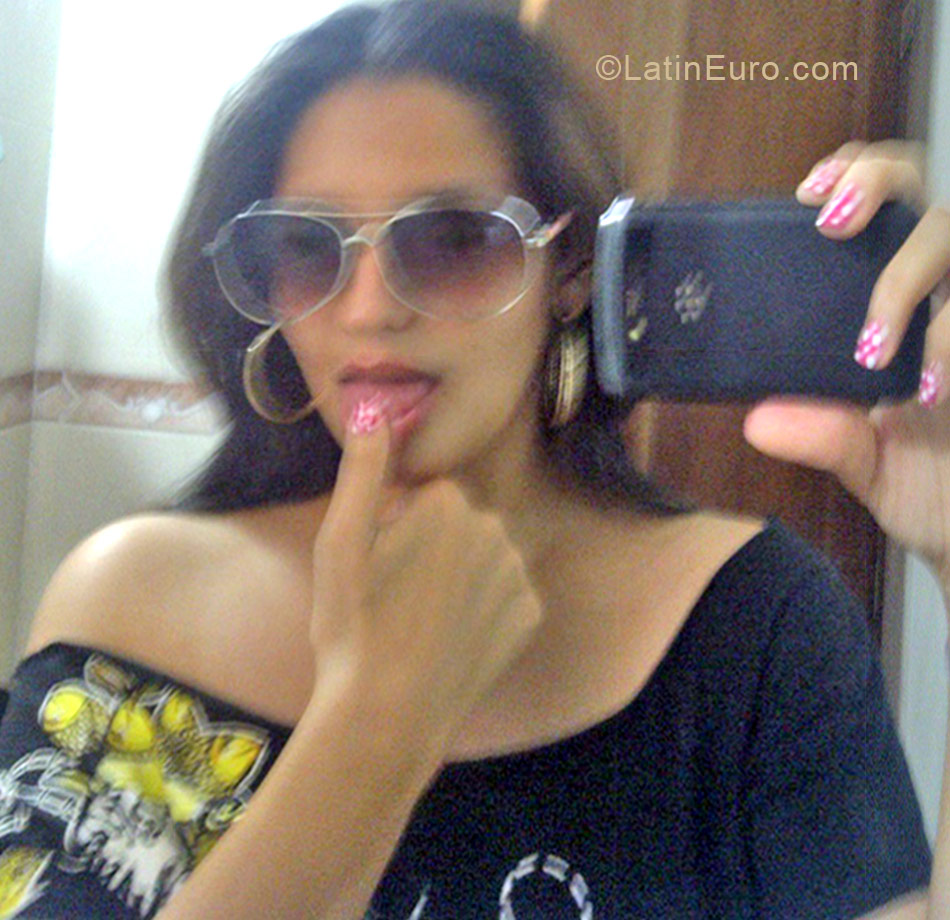 Date this foxy Dominican Republic girl Kiki from Santo Domingo DO12372