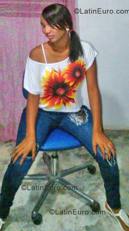 Date this hard body Dominican Republic girl Ivelisse from Santo Domingo DO12441