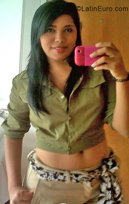 Date this cute Colombia girl Paola from Cartagena CO11573