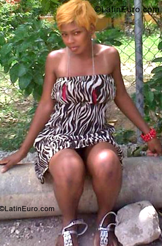 Date this nice looking Jamaica girl Kristina from Kingston JM804