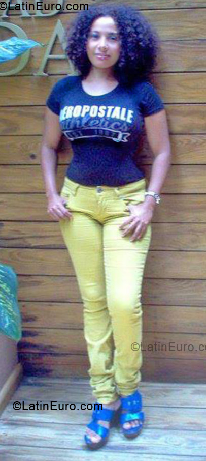 Date this pretty Dominican Republic girl Leonor from Santo Domingo DO12863