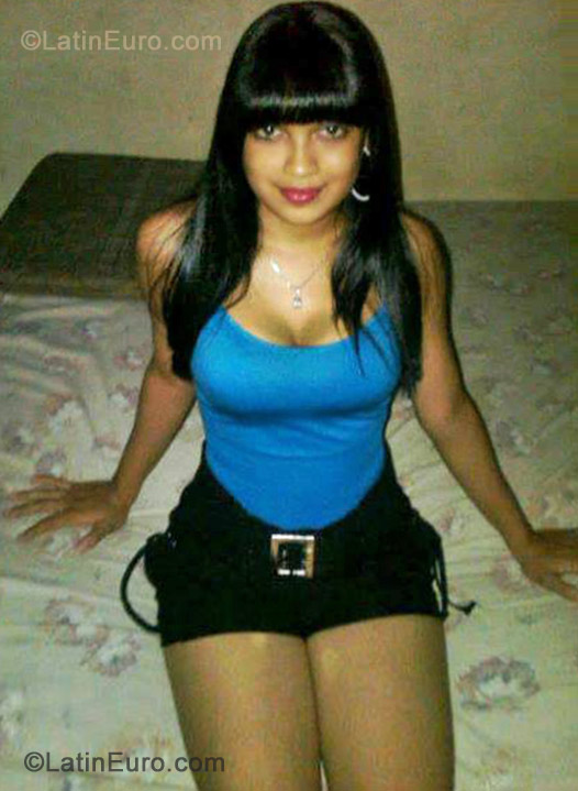 Date this voluptuous Dominican Republic girl Yoenny from Santiago DO13491