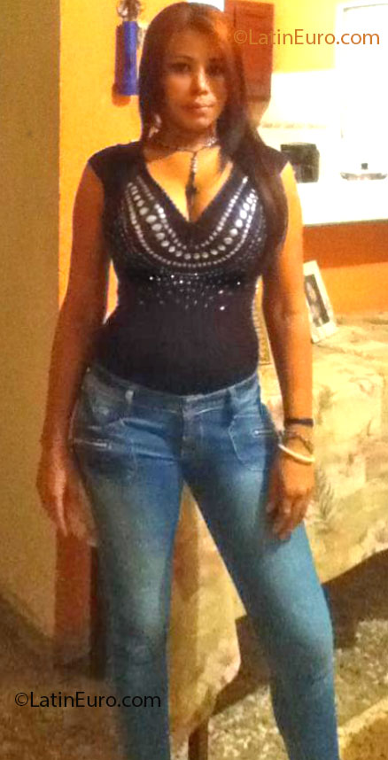 Date this sensual Dominican Republic girl Esmeralda from Santo Domingo DO13972