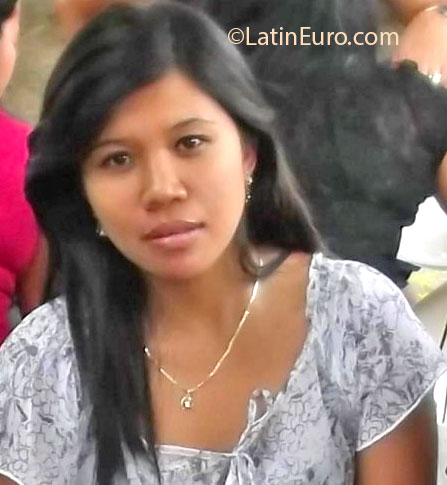 Date this sultry Qatar girl Vivian from Doha QA16