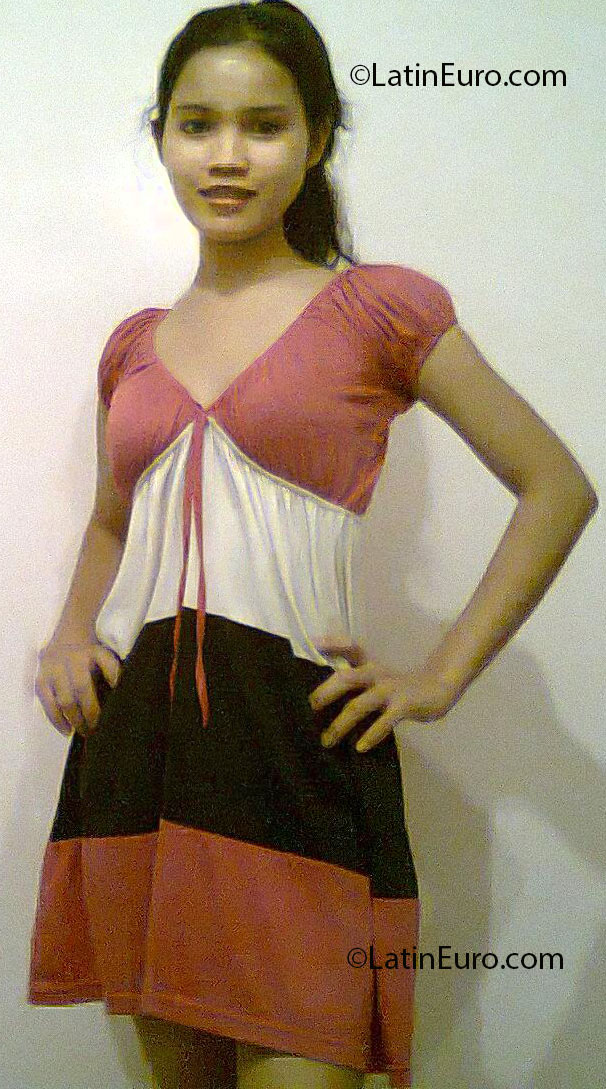 Date this sensual Oman girl Leona from Mu s ca t OM7