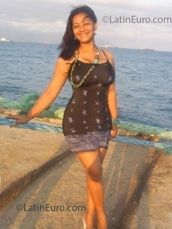 Date this attractive Dominican Republic girl Digna from Barahona DO22187