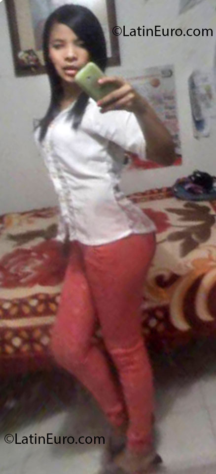 Date this nice looking Colombia girl Yessica from Barranquilla CO12101