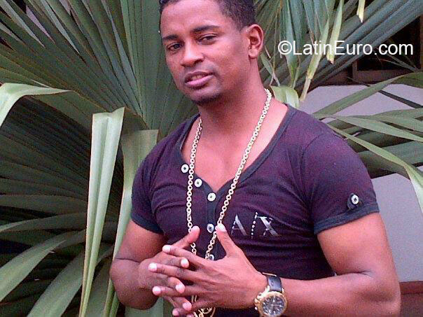 Date this good-looking Dominican Republic man Pindoka el rango from Santo Domingo DO14750