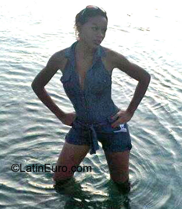 Date this cute Dominican Republic girl Fernanda from Santo Domingo DO15075
