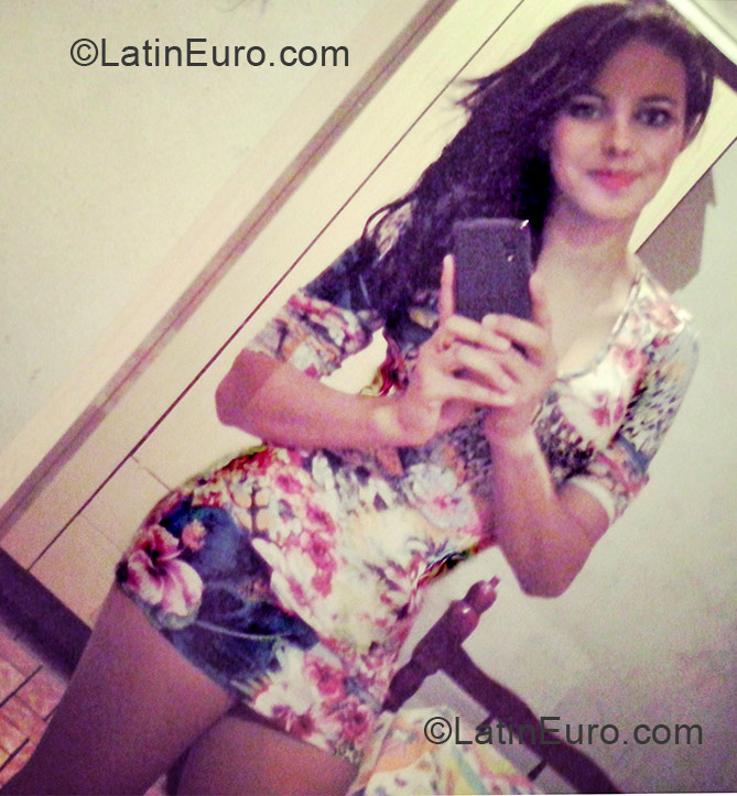 Date this delightful Brazil girl Crislaine from Tapira BR7708