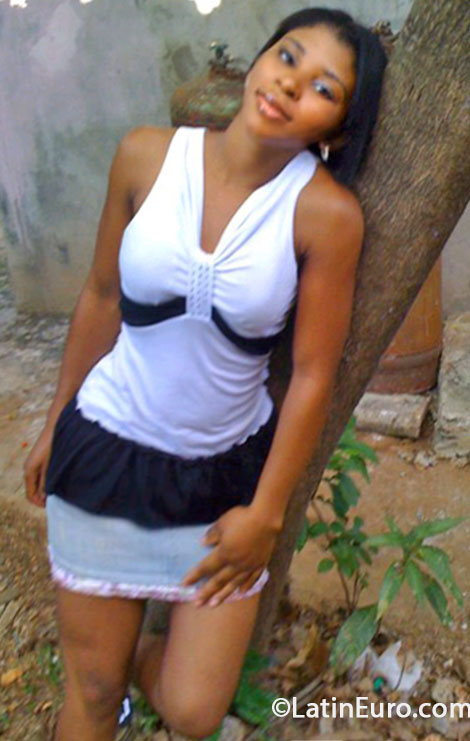 Date this nice looking Haiti girl Nelta from Cape Haitian HT42