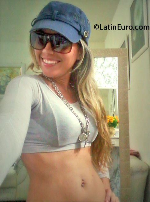 Date this happy Brazil girl Raquel Debora from Rio De Janeiro BR7902