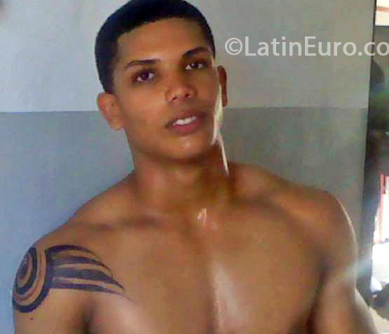 Date this gorgeous Dominican Republic man Fernando from Santo Domingo DO16472