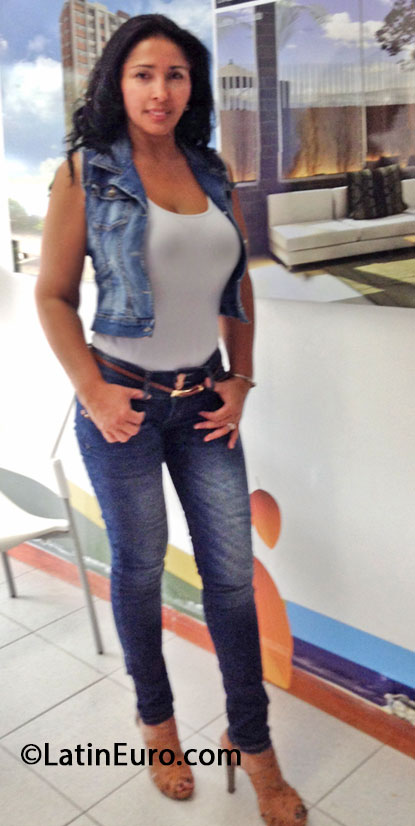 Date this gorgeous Colombia girl Deisy from Medellin CO13517