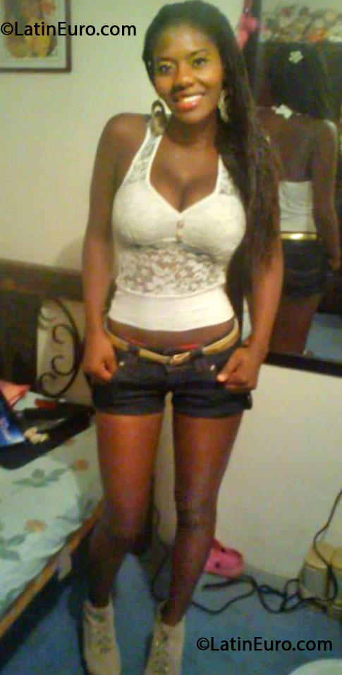 Date this young Colombia girl Andrea from Cali CO13732