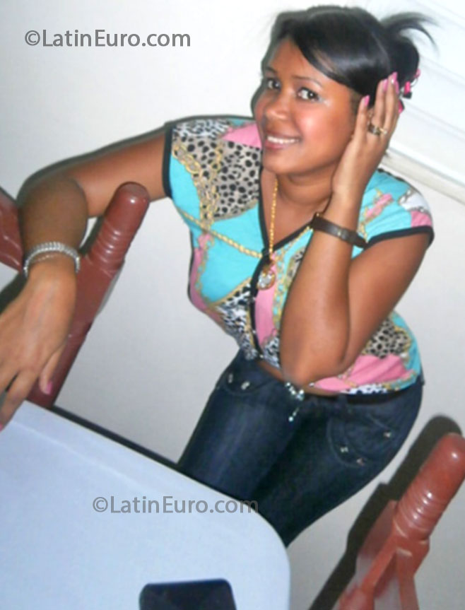 Date this happy Dominican Republic girl Maria from Santo Domingo DO17198