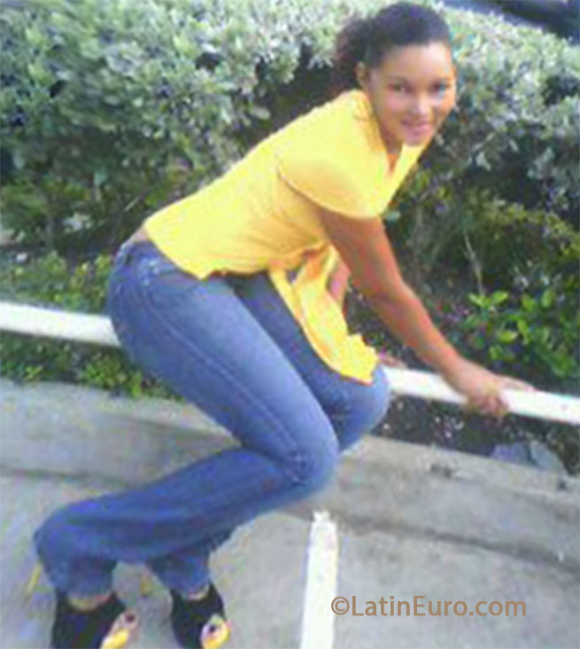 Date this athletic Dominican Republic girl DAYLENI from Santo Domingo DO17226