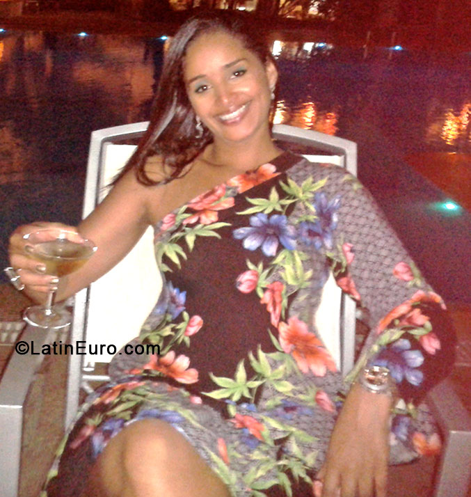 Date this delightful Brazil girl Flavia from Rio De Janeiro BR8129