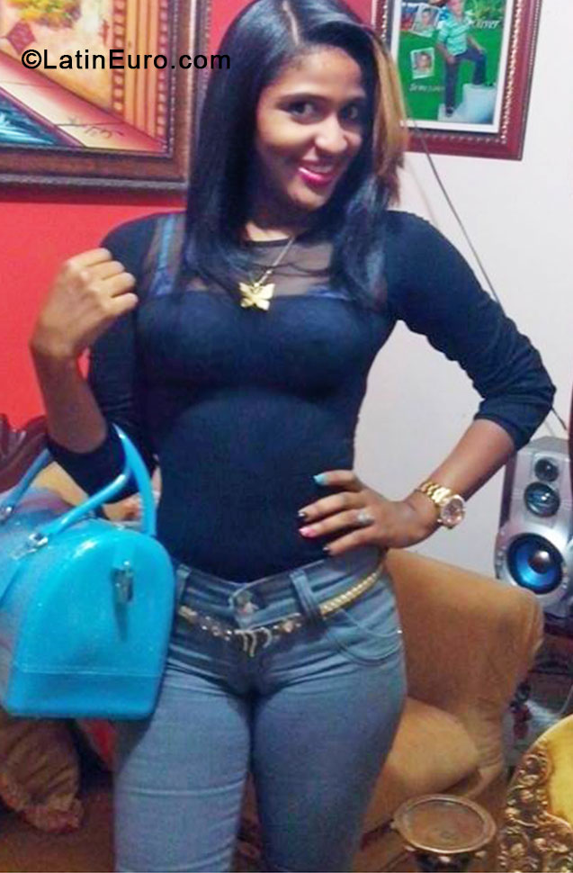 Date this sensual Dominican Republic girl Roseli from Santo Domingo DO17369