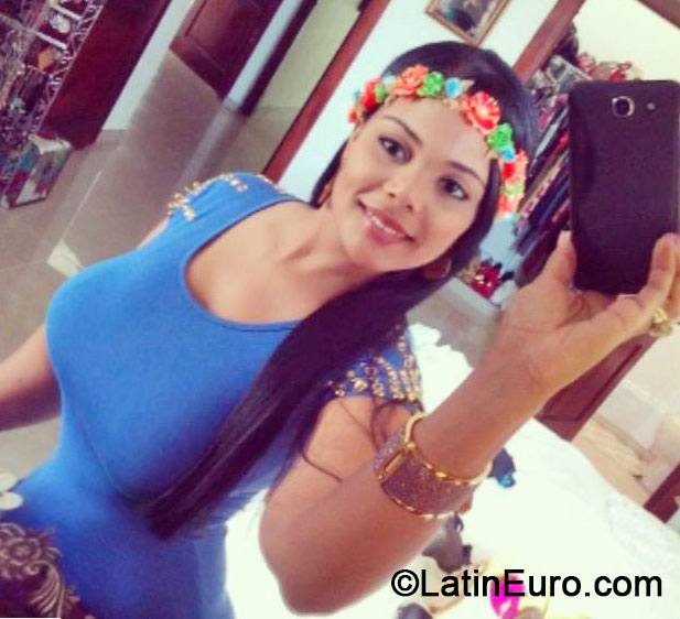 Date this georgeous Dominican Republic girl Flori from Santo Domingo DO17801