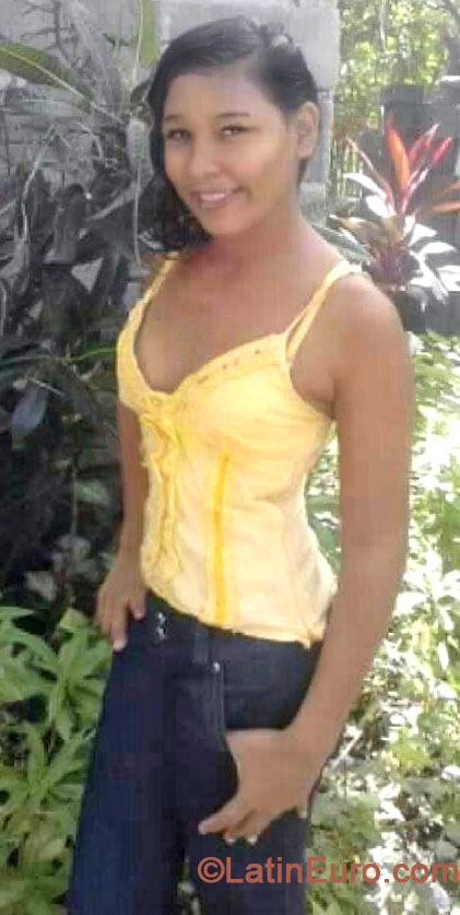 Date this nice looking Honduras girl Leticia from Sonaguera HN904