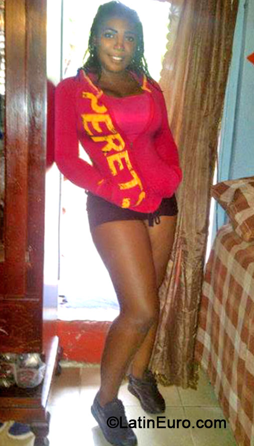 Date this attractive Jamaica girl Hicha from Kingston JM1440