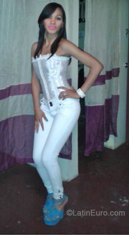 Date this pretty Dominican Republic girl Carolina from Santo Domingo DO18302