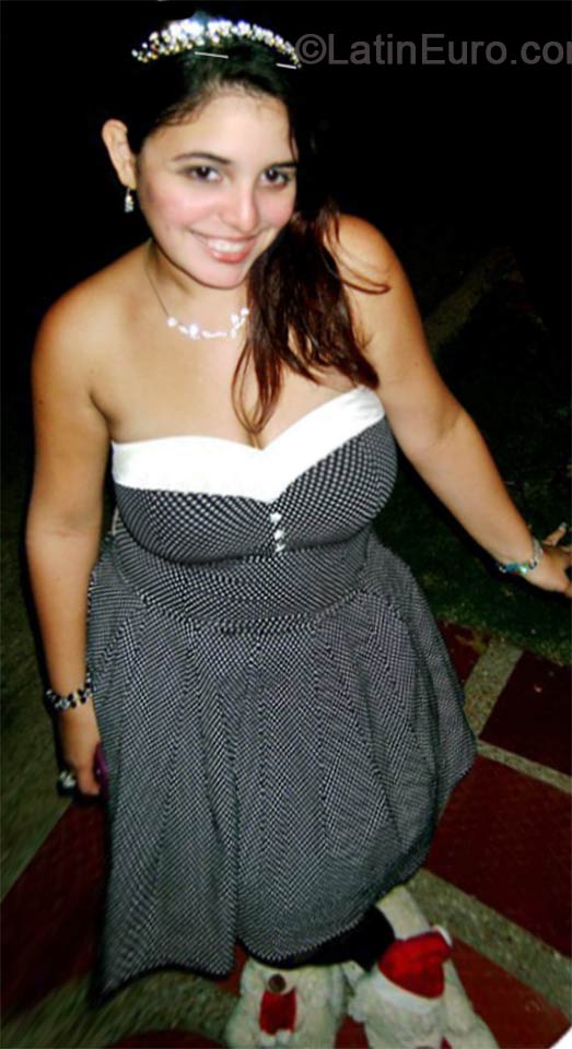 Date this voluptuous Venezuela girl Angellina from Maracaibo VE137