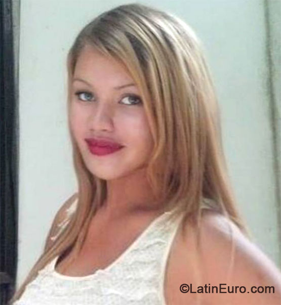 Date this sensual Dominican Republic girl Fer from Puerto Plata DO18668