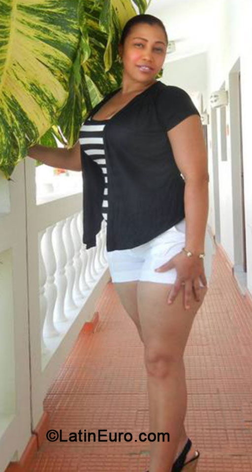 Date this voluptuous Dominican Republic girl Emilia from Bonao DO18948