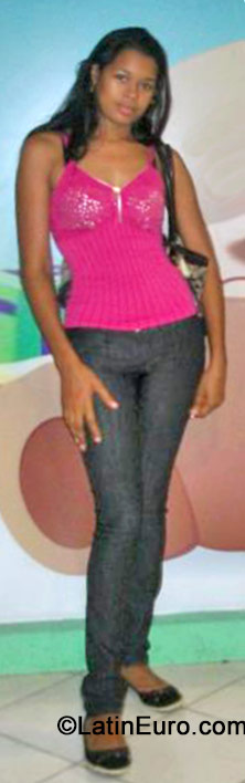 Date this stunning Dominican Republic girl Yuderka from Santo Domingo DO19273