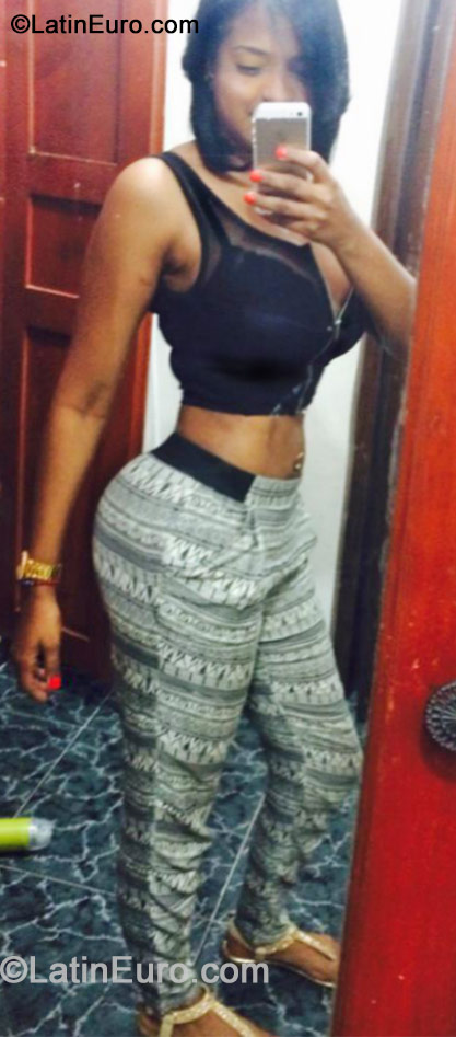 Date this gorgeous Dominican Republic girl Dennicy from Santo Domingo DO19282