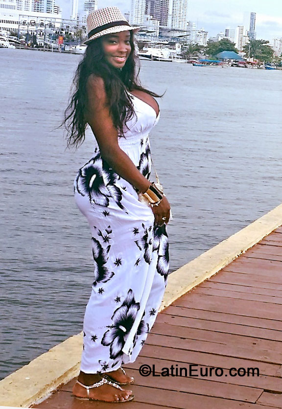 Date this nice looking Colombia girl Yani from Cali CO15377