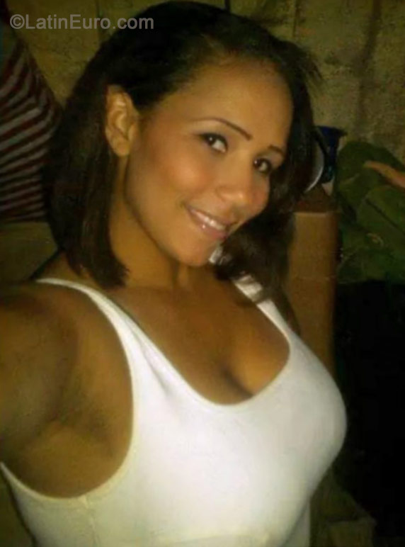 Date this athletic Dominican Republic girl Adriana from Samana DO20037