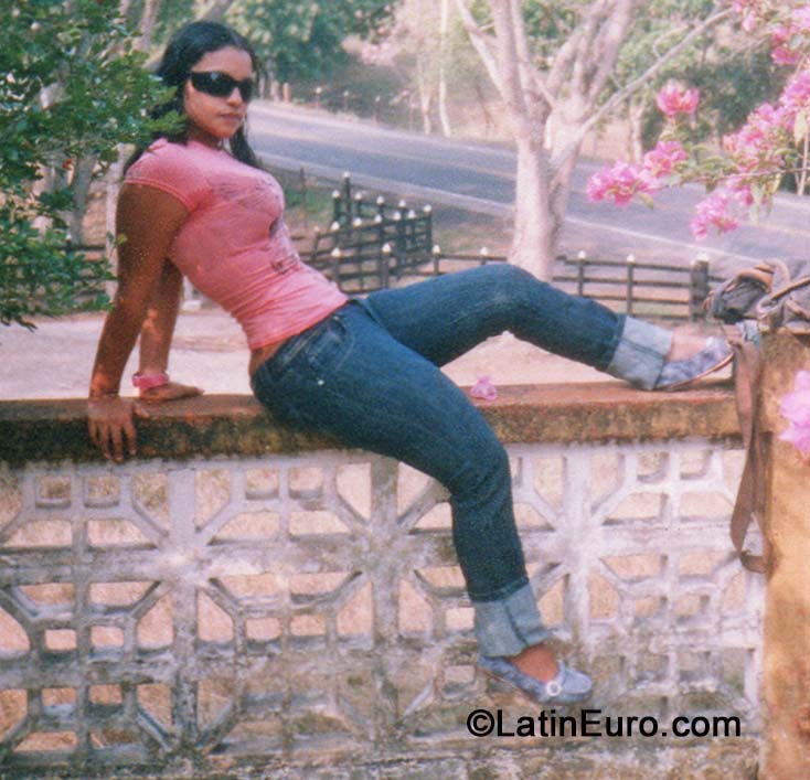 Date this sensual Colombia girl Sakey from  CO15561