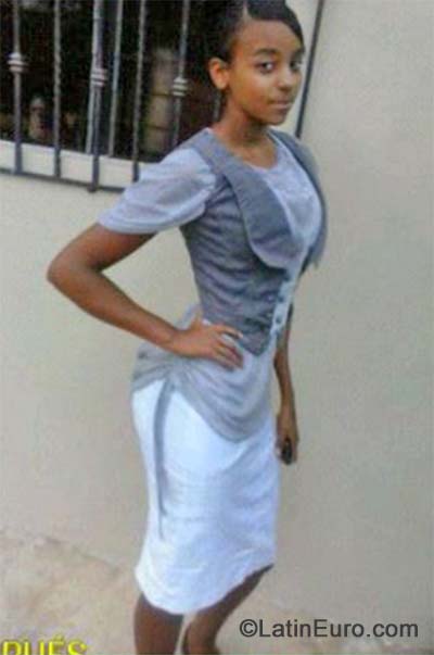 Date this happy Dominican Republic girl Esthefanie from Santo Domingo DO19845