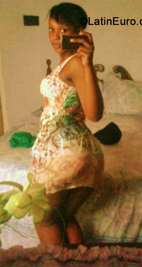 Date this nice looking Jamaica girl Dee from Clarendon JM1786