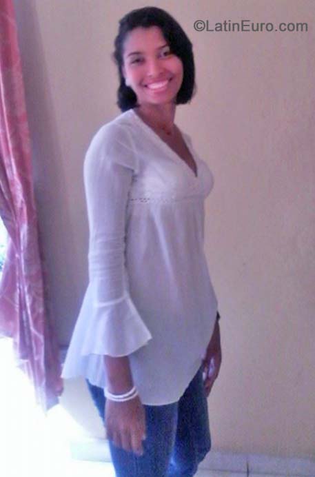 Date this gorgeous Dominican Republic girl Laura from Santo Domingo DO21053