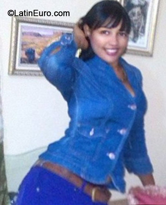 Date this charming Dominican Republic girl Laura tineo from Santo Domingo DO19860